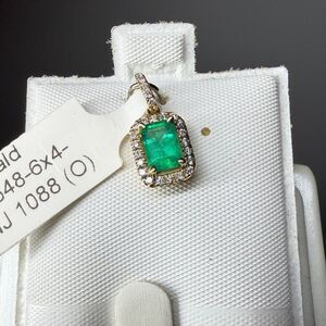 NWT .46cts Emerald w/ halo of .13ctw natural diamonds in 14kt YG pendant!